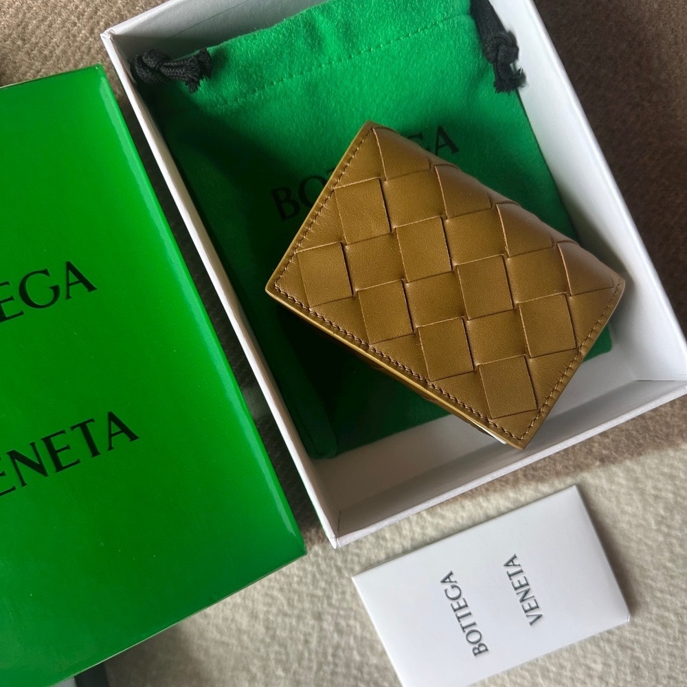 BNIB Bottega veneta trifold wallet